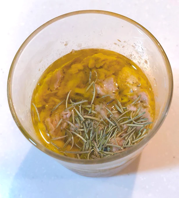 ツナのオリーブオイルとローズマリーとにんにく漬け。1日漬けといて、明日フライパンで熱してパスタをぶち込むぞおおー 