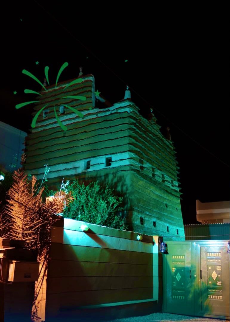 من حدود جبيلنا … لأطراف حايل
ومن حدود نيومنا … لأقصى تهامه

يـا بـلادي  🇸🇦  كـل نور فيـك وايل 
من ضواحي شمسك لبدر العتامـه

#قصر_آل_عبيد_الأثري
#اليوم_الوطني_السعودي_92