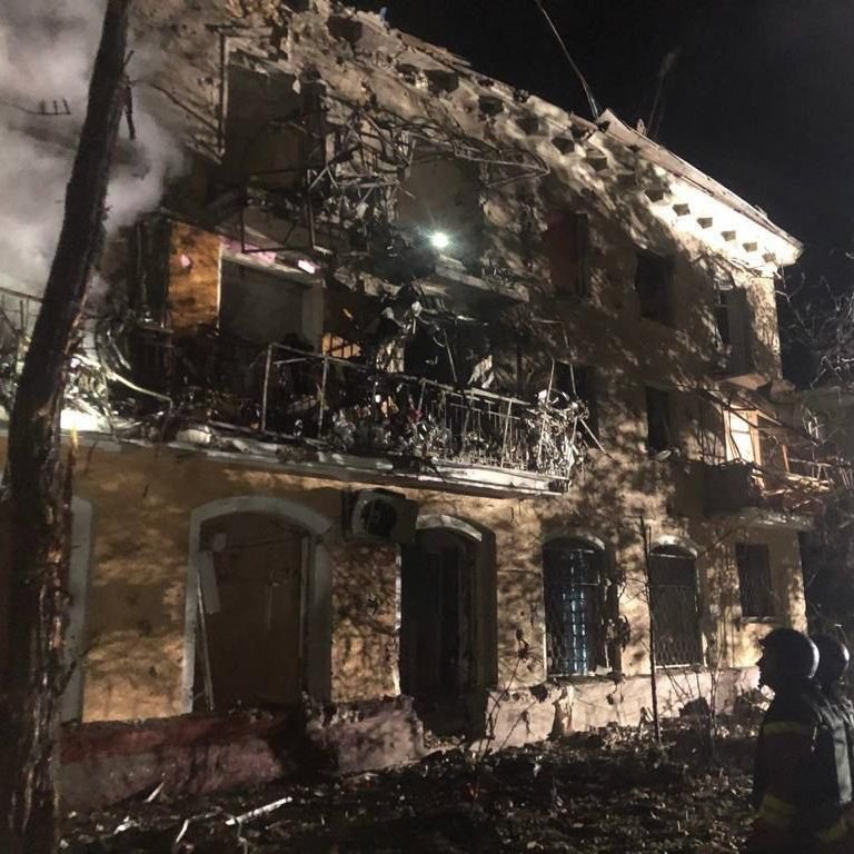 volstetsko's tweet photo. Apartment building shelled by Russians in #Zaporizhia.
1 person killed, 7 injured. #ATACMSForUkraine 

#RussiaIsATerroristState #RussiaIsANaziState https://t.co/OezSZpeqd4