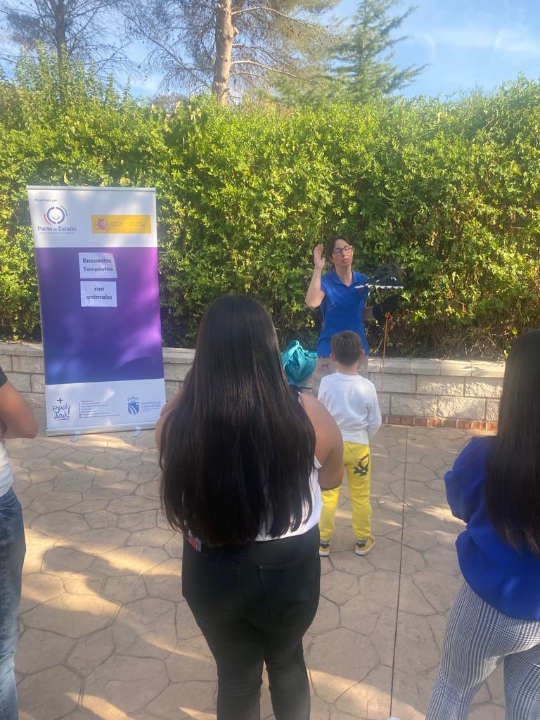 Este fin de semana estamos desarrollando un encuentro terapéutico con mujeres víctimas de violencia de género y sus hijos/as que hoy ha visitado <a href="/RaulHdezDelgado/">Raúl Hernández 🏳️‍🌈</a>
🐕 Este encuentro se realiza con intervención asistida con animales (perros y rapaces) organizado por  <a href="/FCanisMajoris/">F.CanisMajoris (FCM)</a>