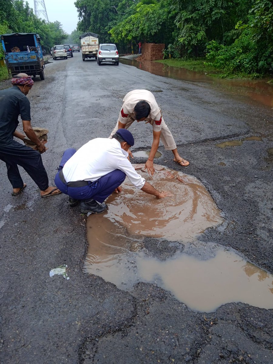 FBDPolice's tweet photo. #जलभराव के कारण नहीं पता लगता कि कहां गड्ढा है, ऐसे में #सड़क_दुर्घटना से बचाने के लिए सड़क के #गड्ढे भर रही है #फरीदाबादपुलिस

मुसीबत के समय में हम आपके साथ: पुलिस आयुक्�� विकास अरोड़ा 
@cmohry @police_haryana @IGtraffic_hry @FTPfbd https://t.co/ucqoAezpS9