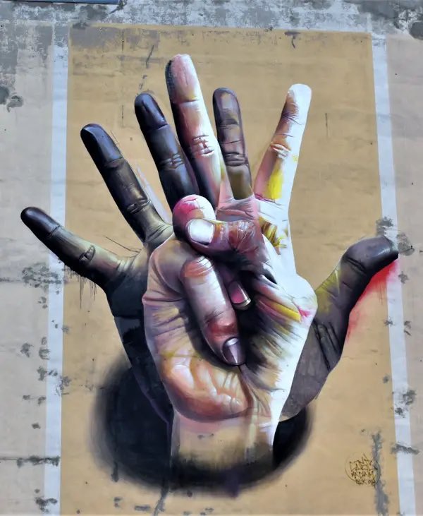 « le geste raconte plus que mille mots » ✌️🤙✋👉

🎨Sous la main , « Unter der Hand »
© Andreas von Chrzanowski 

La semaine internationale des sourds et malentendants avec deux journées mondiales #LSF et #Sourds . 
<a href="/case_maclaim/">case</a>  <a href="/Actus_SAA/">StreetArtAvenue Actu</a>