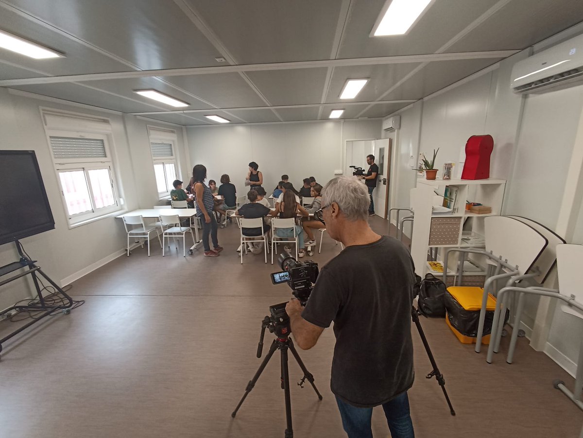 coeduca_t's tweet photo. Tractar la coeducació, la perspectiva de gènere i l'educació afectivosexual a les aules de secundària no només motiva als i a les estudiants, sinó que respon a les seves inquietuds. La Blanca i l'Eva i l'alumnat ens ho expliquen a l'IE La Barnola d'Avinyó #Coeducat https://t.co/5XKjHAVz46
