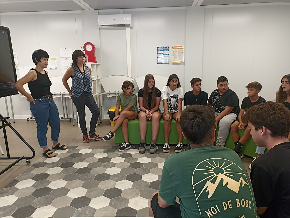 coeduca_t's tweet photo. Tractar la coeducació, la perspectiva de gènere i l'educació afectivosexual a les aules de secundària no només motiva als i a les estudiants, sinó que respon a les seves inquietuds. La Blanca i l'Eva i l'alumnat ens ho expliquen a l'IE La Barnola d'Avinyó #Coeducat https://t.co/5XKjHAVz46