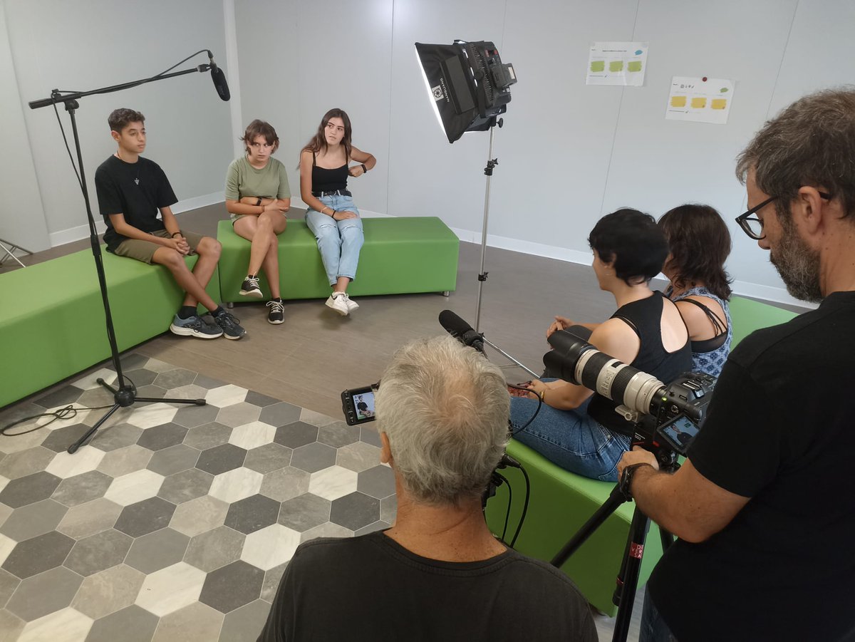 coeduca_t's tweet photo. Tractar la coeducació, la perspectiva de gènere i l'educació afectivosexual a les aules de secundària no només motiva als i a les estudiants, sinó que respon a les seves inquietuds. La Blanca i l'Eva i l'alumnat ens ho expliquen a l'IE La Barnola d'Avinyó #Coeducat https://t.co/5XKjHAVz46