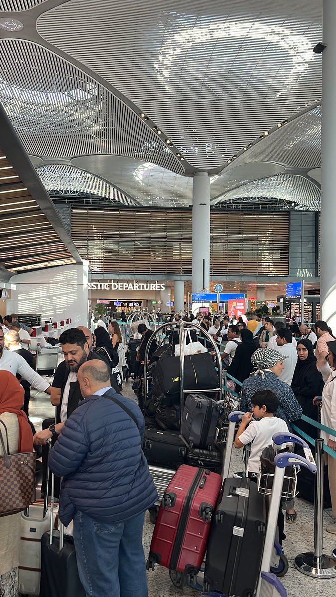 NajdKA's tweet photo. اول مره اشوف مشكلة بالطيران ومحد يجي يتد��ل يحلها !!! @GulfAir #gulf_air https://t.co/IWp3FwOOEf