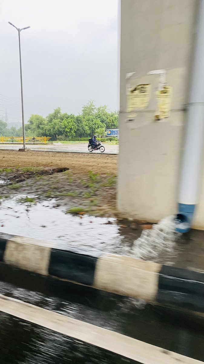Gurgaon Sohna highway. no provision for water harvesting. all the water from highway above floods the pavement and water is channelised to come to main road. Very very poor design. Also, the water seeps thru pillars all over! <a href="/nitin_gadkari/">Nitin Gadkari</a> #nhai is this modern road?