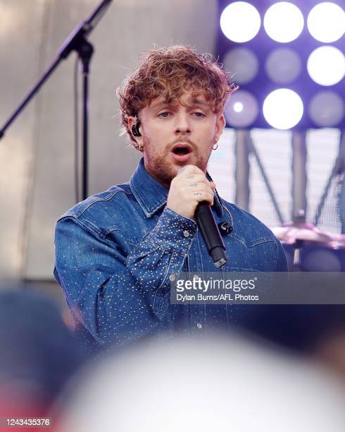 .<a href="/Tom_Grennan/">Tom Grennan</a> performing on <a href="/sunriseon7/">Sunrise</a> at Federation Square during AFL Grand Final Parade, Melbourne on 23rd September. Love this outfit 🤩📸 Dylan Burns/AFL Photos