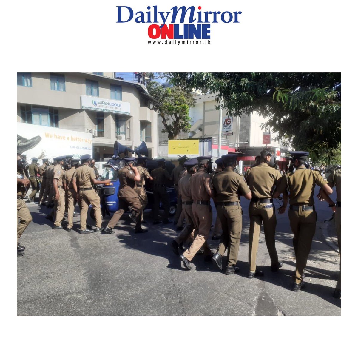 Dailymirror_SL's tweet photo. News Just In : A tense situation has been reported near Lipton Circus as the Police attempt to block protesters who gathered in the area

#DailyMirror #Srilanka https://t.co/63ciOohRa3