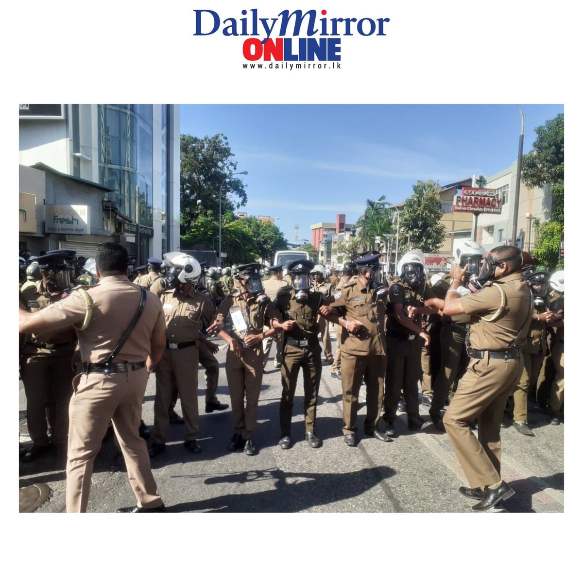 Dailymirror_SL's tweet photo. News Just In : A tense situation has been reported near Lipton Circus as the Police attempt to block protesters who gathered in the area

#DailyMirror #Srilanka https://t.co/63ciOohRa3