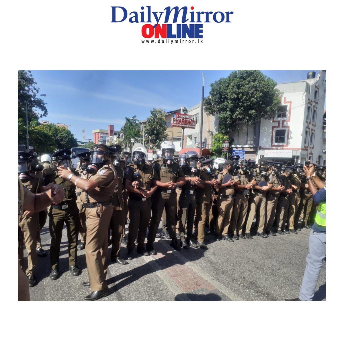 Dailymirror_SL's tweet photo. News Just In : A tense situation has been reported near Lipton Circus as the Police attempt to block protesters who gathered in the area

#DailyMirror #Srilanka https://t.co/63ciOohRa3