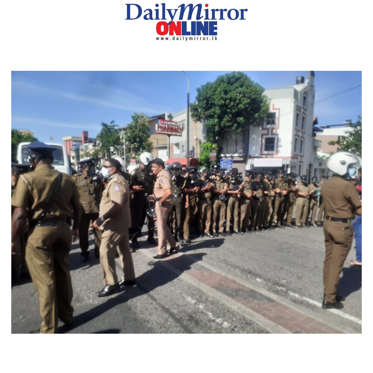 Dailymirror_SL's tweet photo. News Just In : A tense situation has been reported near Lipton Circus as the Police attempt to block protesters who gathered in the area

#DailyMirror #Srilanka https://t.co/63ciOohRa3