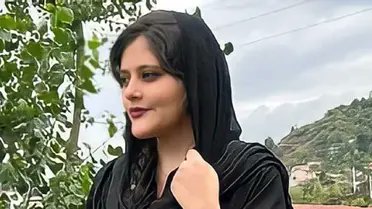 sharemylesson's tweet photo. 💔 #MahsaAmini #WomensRights. Use this lesson plan "Free &amp; Equal: Human Rights Around the World" as a useful step in your #ss’ life to demand &amp; protect #humanrights for all: https://t.co/M1Qkgif6Ov

#IranProtests2022 #Mahsa_Amini @AFTunion @rweingarten @WovenTeaching @AFTteach https://t.co/U032893mch