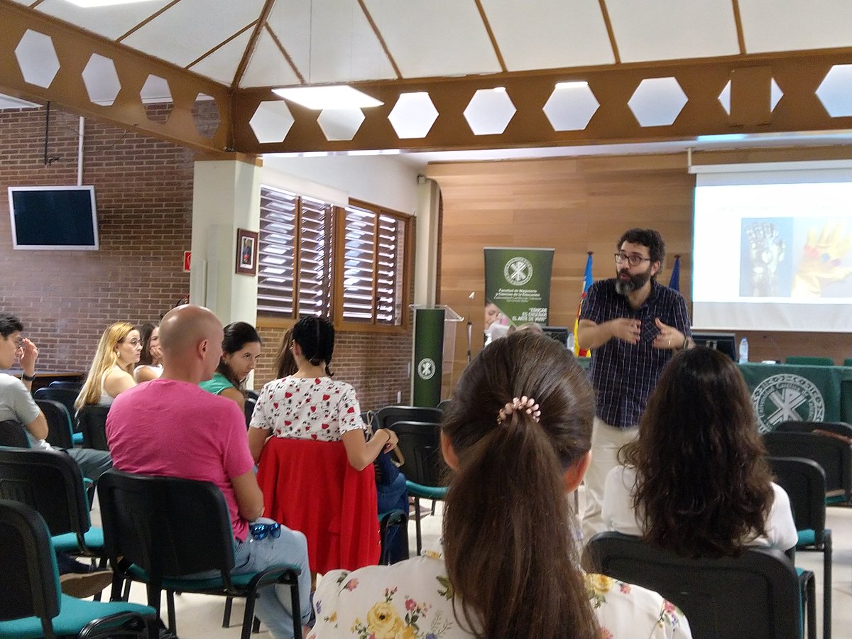 KaelricVordaine's tweet photo. Un placer tenerte en la inauguración de la 10ª edición del Máster InnovaTE @ProfeFranNogale. Aprendizaje por descubrimiento, talleres de luz negra, audiovisuales y con smartphones. ¡Todo un lujazo estar conTI(C)go! https://t.co/uYxjFRsrUO