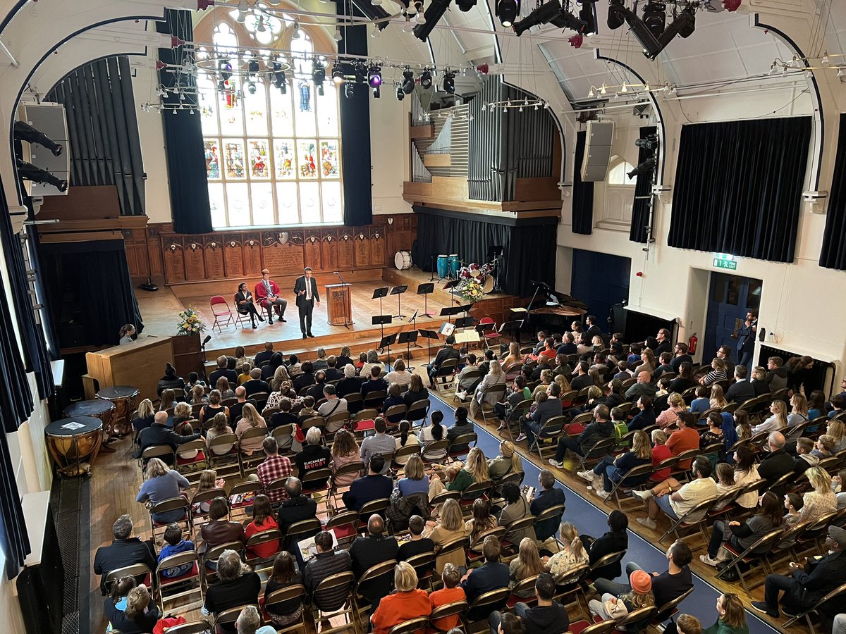 StDunstansColl's tweet photo. .@StDunsHead welcomes guests to the Great Hall - the physical and symbolic heart of the College
#DiscoverStDunstans https://t.co/86iGGQiTyR
