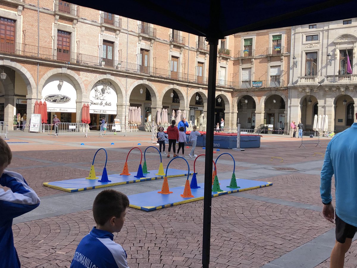 ATLETISMO DIVERTIDO. Semana Europea del Deporte. #plazadelchico #atletismoenlacalle <a href="/Ayto_Avila/">Ayuntamiento Ávila</a> <a href="/CRSASALAMANCA/">Caja Rural de Salamanca</a> <a href="/FisioCenter7/">Fisio Center</a>