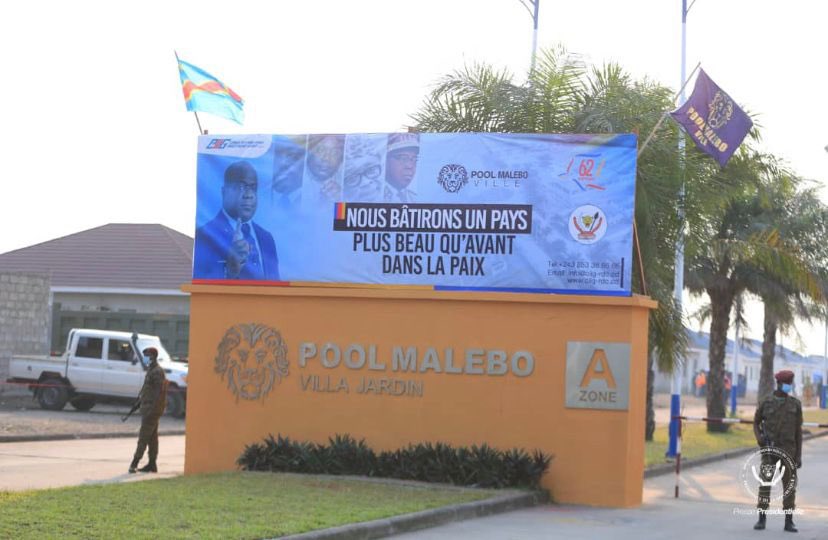 AlainMake20's tweet photo. #RDC:Au mois de Juil 2022, le Chef de l’Etat @fatshi13 en sa qualité d Commandant Suprême avait remis à titre symboliq 30 villas sur les 190 prévus en présence du Min d La Défense #GilbertKabanda qui avait précisé l’objectif est d loger décemment les officiers et sous-officiers🇨🇩 https://t.co/GcUQM99wqj