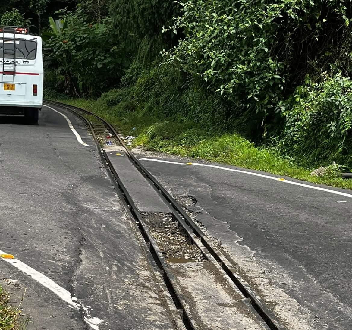 subhranilsarkr's tweet photo. @NHAI_Official @WestBengalTrsm   I request if you can look at the maintenance of the Hill Cart Road, this place is near Kurseong, Darjeeling (West Bengal). Had an accident due to this while riding scooter. https://t.co/DzzsUOogFL