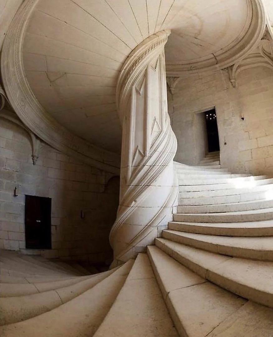 HistoryVibes2's tweet photo. Staircase designed by Leonardo da Vinci, 1516. https://t.co/abEVTpeB4e
