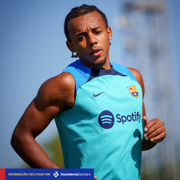 FCBarcelona_es's tweet photo. ❗ COMUNICADOS MÉDICOS

▶ Kounde tiene una lesión en el bíceps femoral del muslo izquierdo. Es baja y su evolución marcará su disponibilidad

▶ Araujo tiene una avulsión del tendón del aductor largo del muslo derecho. Es baja y su evolución marcará su disponibilidad https://t.co/y2lU8acNej