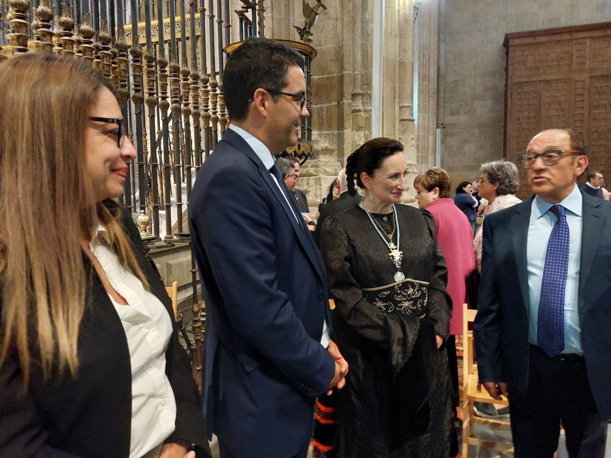 pp_ayto_segovia's tweet photo. #vivimosSegovia 🌟Ofrenda de frutos a la Virgen de la Fuencisla en la Catedral, una tradición que los concejales José Luis Horcajo y Silvia Pasarón vivieron junto a los segovianos #tradiciones #VirgendelaFuencisla #nuestrapatrona #Segovia #PP_Ayto_Segovia #apiedecalle #preparados https://t.co/u36Mh30zuW