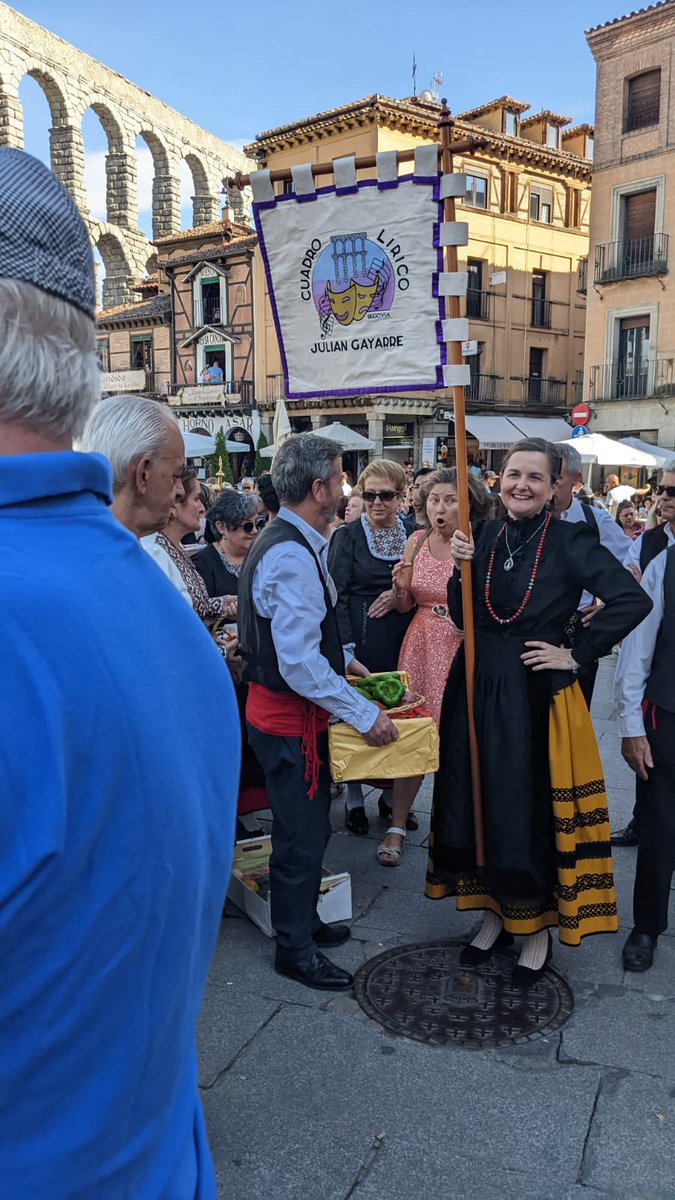 pp_ayto_segovia's tweet photo. #vivimosSegovia 🌟Ofrenda de frutos a la Virgen de la Fuencisla en la Catedral, una tradición que los concejales José Luis Horcajo y Silvia Pasarón vivieron junto a los segovianos #tradiciones #VirgendelaFuencisla #nuestrapatrona #Segovia #PP_Ayto_Segovia #apiedecalle #preparados https://t.co/u36Mh30zuW