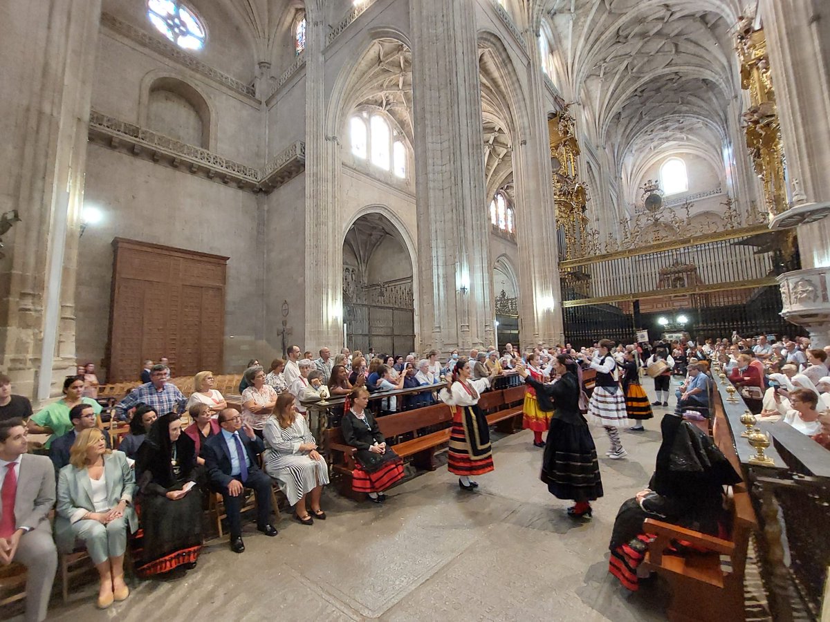 pp_ayto_segovia's tweet photo. #vivimosSegovia 🌟Ofrenda de frutos a la Virgen de la Fuencisla en la Catedral, una tradición que los concejales José Luis Horcajo y Silvia Pasarón vivieron junto a los segovianos #tradiciones #VirgendelaFuencisla #nuestrapatrona #Segovia #PP_Ayto_Segovia #apiedecalle #preparados https://t.co/u36Mh30zuW