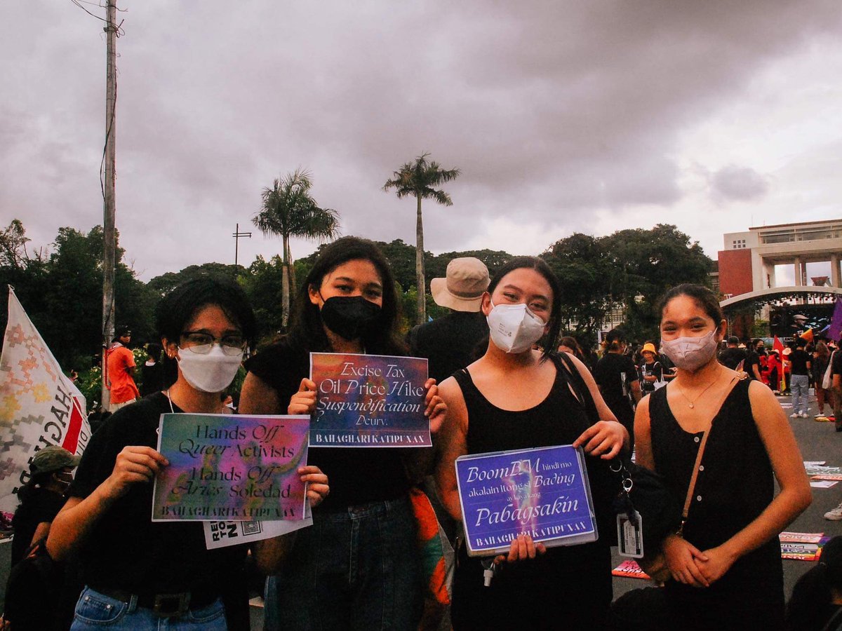 BahaghariKatip's tweet photo. WALANG MAGMMOVE ON SA PAMAMAMAHAY NA TO ᕦ(ò_óˇ)ᕤ 

Nakiisa ang mga militante at makabayang LGBT ng Katipunan sa ika-50th na paggunita ng deklarasyon ng Martial Law bitbit ang mga panawagang laban sa oil price hike, (1/2) https://t.co/CN4VWlENEd