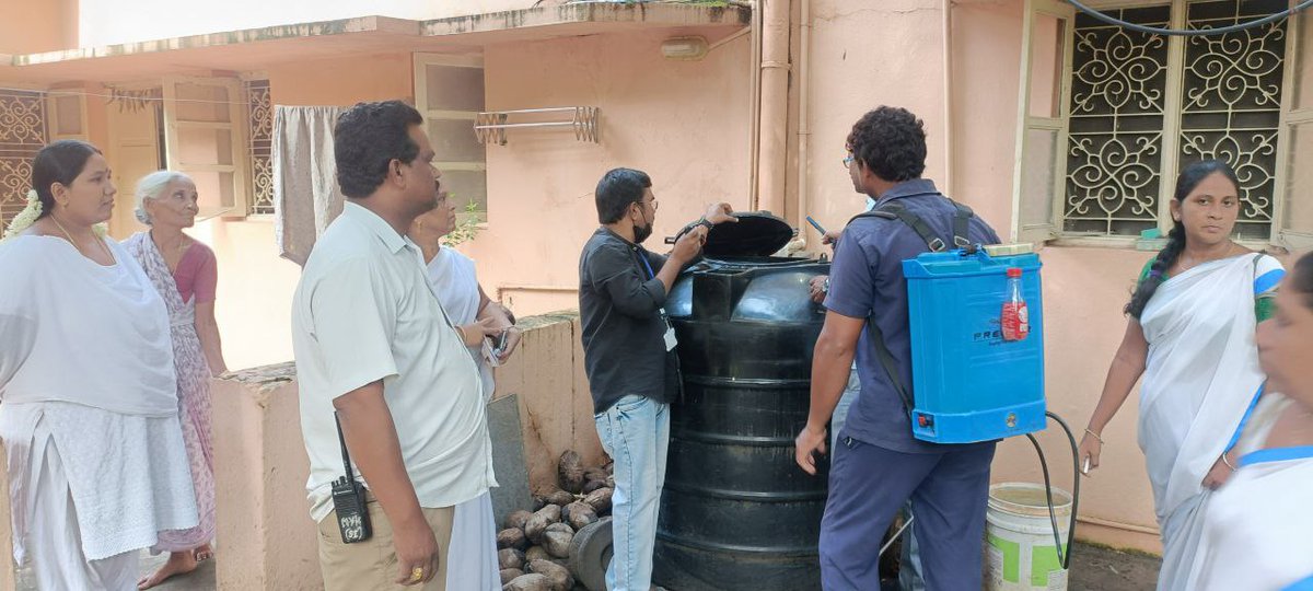 RMCoffice's tweet photo. Anti larval spraying activity is done at stagnation points of the city by Rajamahendravaram Municipal Corporation sanitation staff to prevent people from mosquito borne diseases.
#SwachhAmritMahotsav #YouthVsGarbage
#IndianSwachhataLeague #AmritMahotsav #SwachhBharatUrban https://t.co/50RNjUJF0t