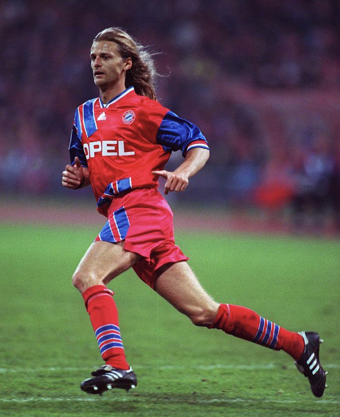 voltasport's tweet image. 🇨🇭 Alain 𝗦𝗨𝗧𝗧𝗘𝗥
📍 Berna, 22/1/1968
🏟 Centrocampista 🌍 @sfv_asf (68)
👕 @gc_zuerich @BSC_YB @1_fc_nuernberg @FCBayern @scfreiburg @FCDallas 
El medio suizo de la larga melena rubia destacó en fútbol helvético y germano, cerró su carrera en EEUU. Jugó el Mundial’94. #SUI