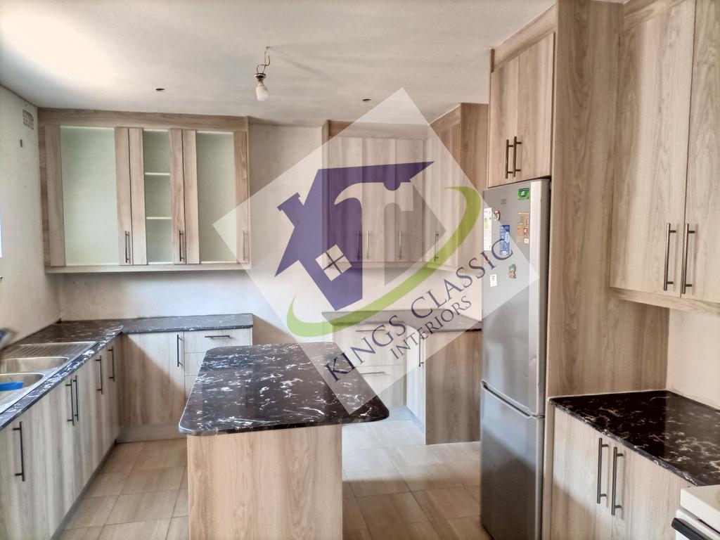 KingsClassicInt's tweet image. Fitted Kitchen works done in Selbourne Park in the city of Bulawayo. (One challenging client)
Get in touch with us for all kitchen design, installation remodeling or renovations.
+263719749856
#interiordesign 
#kitchendesign 
#Fittedkitchens.