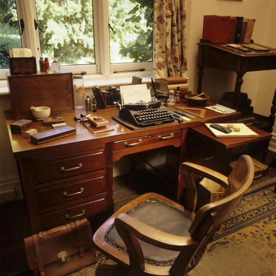trsgrob's tweet photo. "You’ve got to stand being bad if you wanna be a writer, because if you don’t, you’re never going to write anything good."
David Mamet https://t.co/Y8Ay0hYOkc