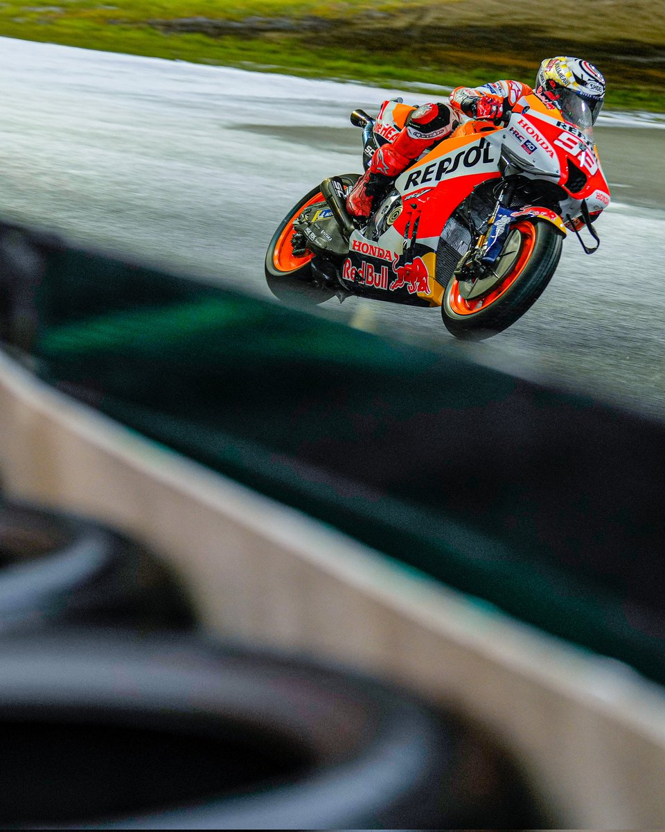 marcmarquez93's tweet photo. Muy feliz de volver a conseguir una Pole después de tanto tiempo. Con la lluvia teníamos más posibilidades y lo hemos aprovechado. A disfrutar ahora de esto!! Paso a paso!! 🙌🏼

-
#MM93 #STRON93R #JapaneseGP https://t.co/ZsNbJ4vbE2