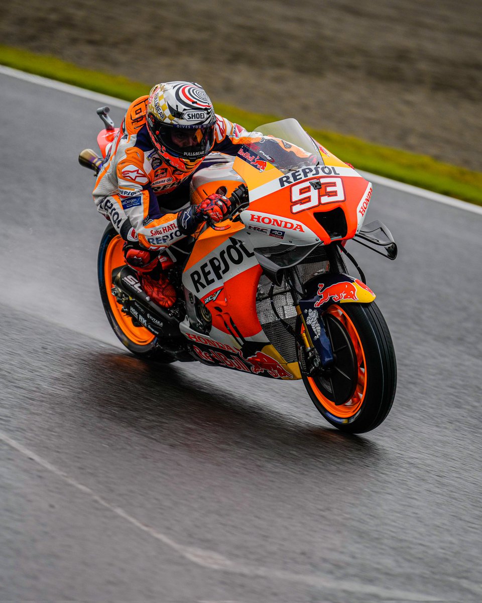 marcmarquez93's tweet photo. Muy feliz de volver a conseguir una Pole después de tanto tiempo. Con la lluvia teníamos más posibilidades y lo hemos aprovechado. A disfrutar ahora de esto!! Paso a paso!! 🙌🏼

-
#MM93 #STRON93R #JapaneseGP https://t.co/ZsNbJ4vbE2