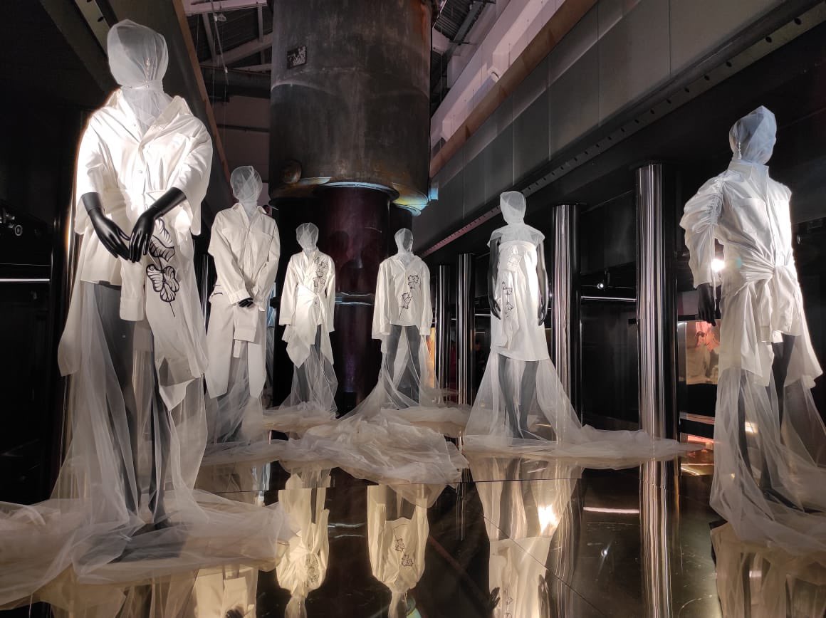 ConsulMexMIL's tweet photo. @ConsulMexMIL felicita al talentoso diseñador mexicano Andrés Caballero por su exitosa participación en la #MilanoFashionWeek. #orgullomexicano @SRE_mx @IME_SRE @RedGlobalMX https://t.co/KXSOcYwIpB