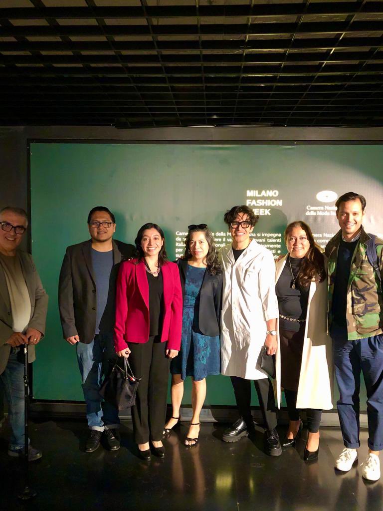 ConsulMexMIL's tweet photo. @ConsulMexMIL felicita al talentoso diseñador mexicano Andrés Caballero por su exitosa participación en la #MilanoFashionWeek. #orgullomexicano @SRE_mx @IME_SRE @RedGlobalMX https://t.co/KXSOcYwIpB