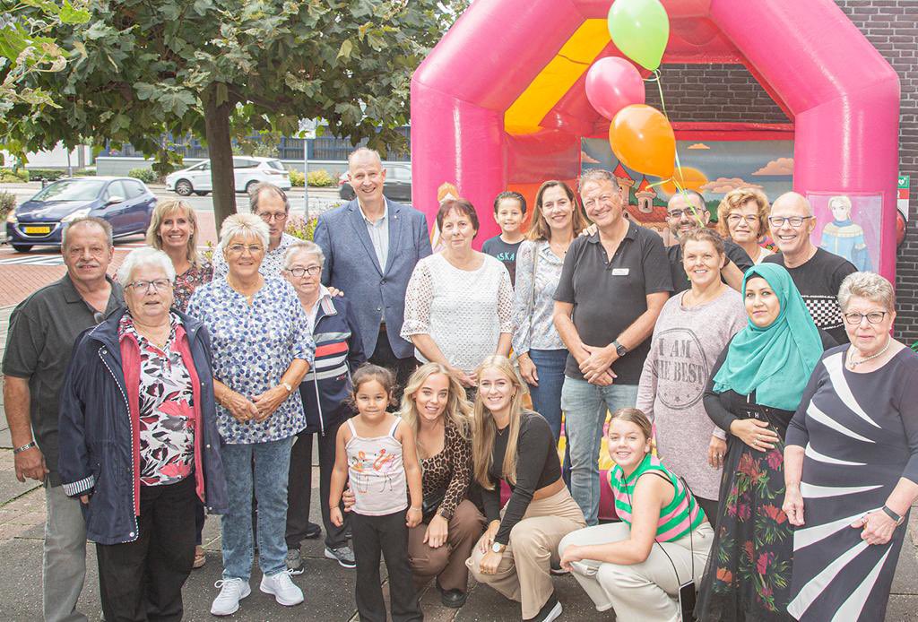 WOntmoet's tweet photo. De aftrap van #WestlandOntmoet tijdens #Burendag. Wethouder Rombout drinkt een kopje koffie, legt een kaartje en moedigt aan bij line-dance bij #wijkcentrum Terra Nova van @VitisWelzijn. Wie ontmoet jij? #ontmoeten @GemWestland  @biebwestland https://t.co/QK17TgnK2M