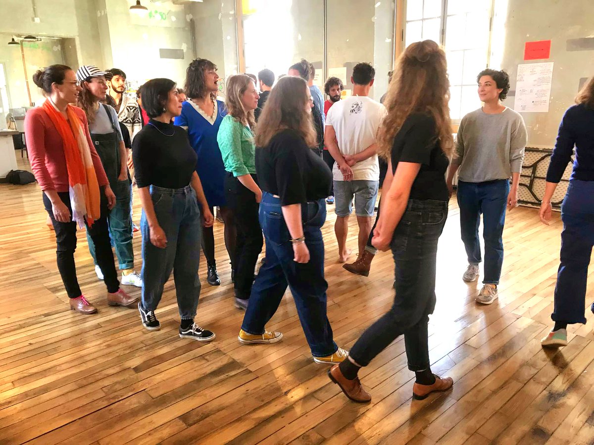 OperadeRennes's tweet photo. Après un échauffement vocal, les équipes d'#OpéraMorphose inspirées replongent dans la réflexion.
L'équipe "Opéra Situé" propose d'ancrer l'écriture collective d'un opéra dans un territoire pour renouveler et pluraliser les récits ! 
#operapourtous #hackathon #participatif https://t.co/c2VXCSTzfT