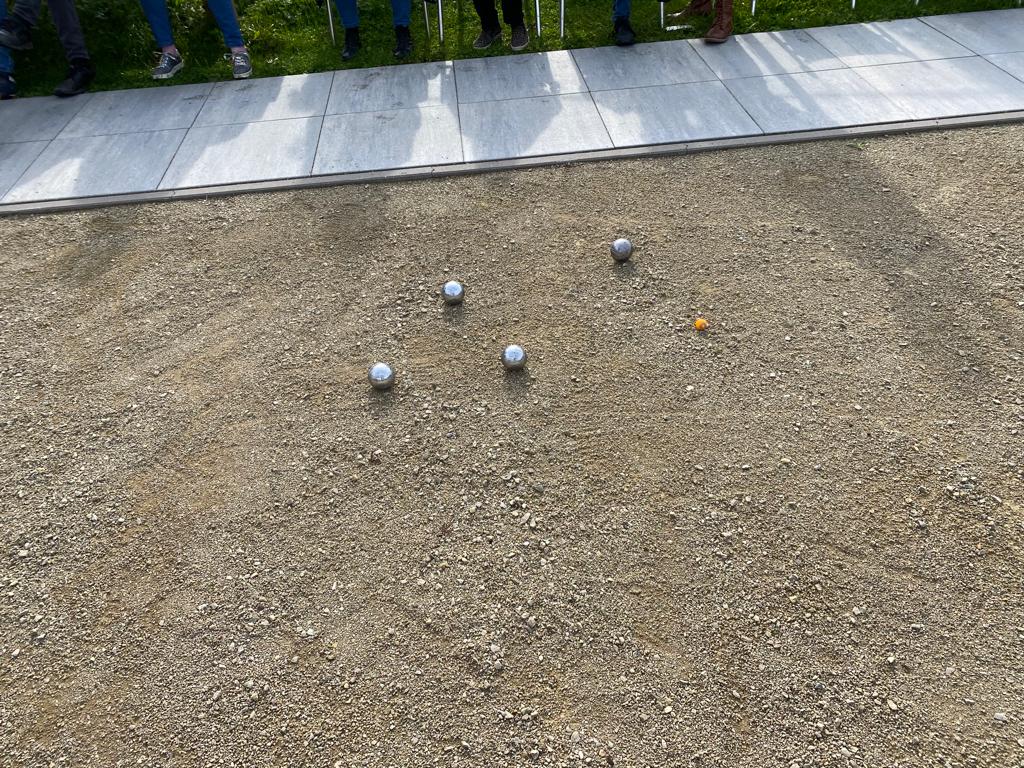 Een prachtige, zonnige dag gisteren met de officiële opening van onze Jeu d'Boules baan omringd met mooie houten banken en houten scorebord ☀️ Met dank voor de subsidie gemeente West Betuwe! Samen knipte onze kampioene en wethouder Stappershoef het lint door! #bewegenisfijn
