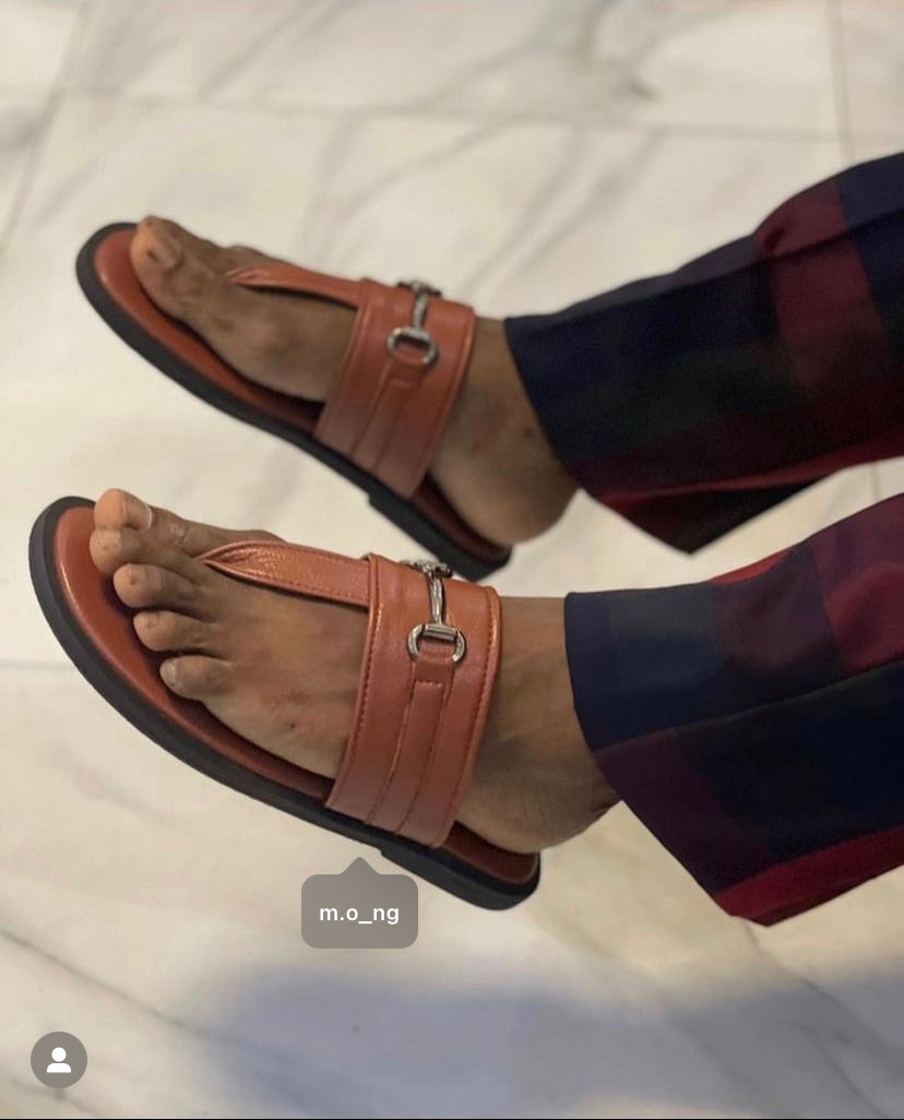 Mo____ng's tweet photo. GENDER: Male✨
Made with
•Genuine Leather 
.

Price: N11,500
Nationwide delivery 
100% LEATHER 

Please kindly retweet 🙏
#flauntmo #madeinnigeria #handmade #handmadeslippers #handmadewithlove https://t.co/OMEhbmsSvP