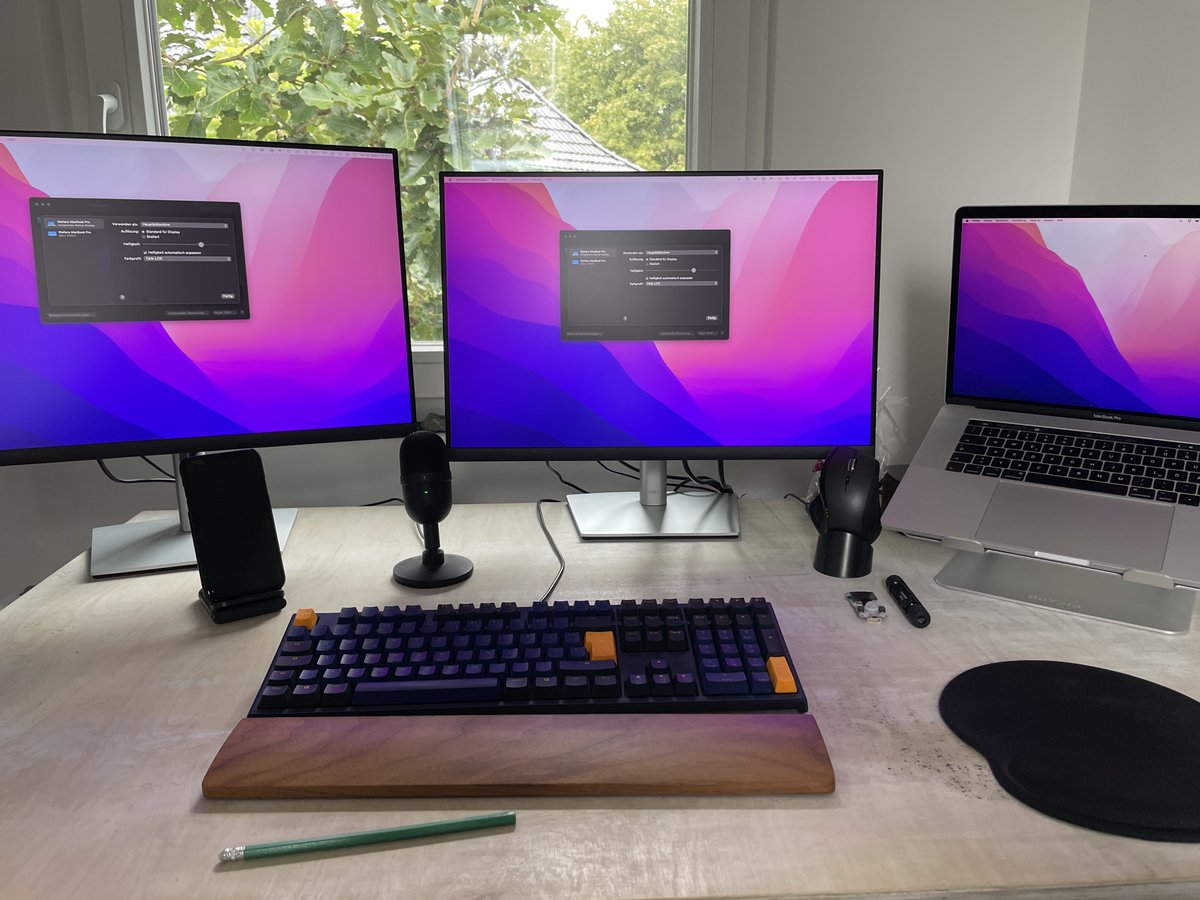waniste's tweet photo. Hey mac users: Why is only one external monitor recognized in the control panel and the second one is mirroring the content of the first one?

It’s a MBP 2016 and macOS Monterey. #followerpower https://t.co/fzJM3vtmlT