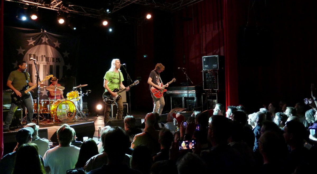 Grand débarquement de riffs à @PalomaNimes. 
@Hooveriii ouvre le bal qui rappelle les meilleurs moments live offerts par Ty Segall ou John Dwyer et sa bande. 
<a href="/mudhoney/">mudhoney</a> vise la tête, tape au plexus, fait mouche depuis longtemps. Définitivement pertinent.
📷facebook.com/MoncPlayTime