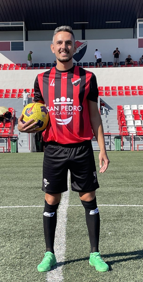 UdSanPedro's tweet photo. Absolutamente E N A M O R A D O S de las nuevas equipaciones de la temporada 2022/23 😍

¿Con cuál os quedáis vosotros? 😏
#marcasanpedro
#sanpedroalcantara https://t.co/jbhzZBIGCv