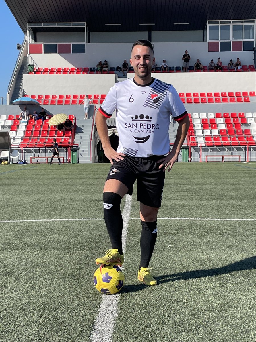 UdSanPedro's tweet photo. Absolutamente E N A M O R A D O S de las nuevas equipaciones de la temporada 2022/23 😍

¿Con cuál os quedáis vosotros? 😏
#marcasanpedro
#sanpedroalcantara https://t.co/jbhzZBIGCv