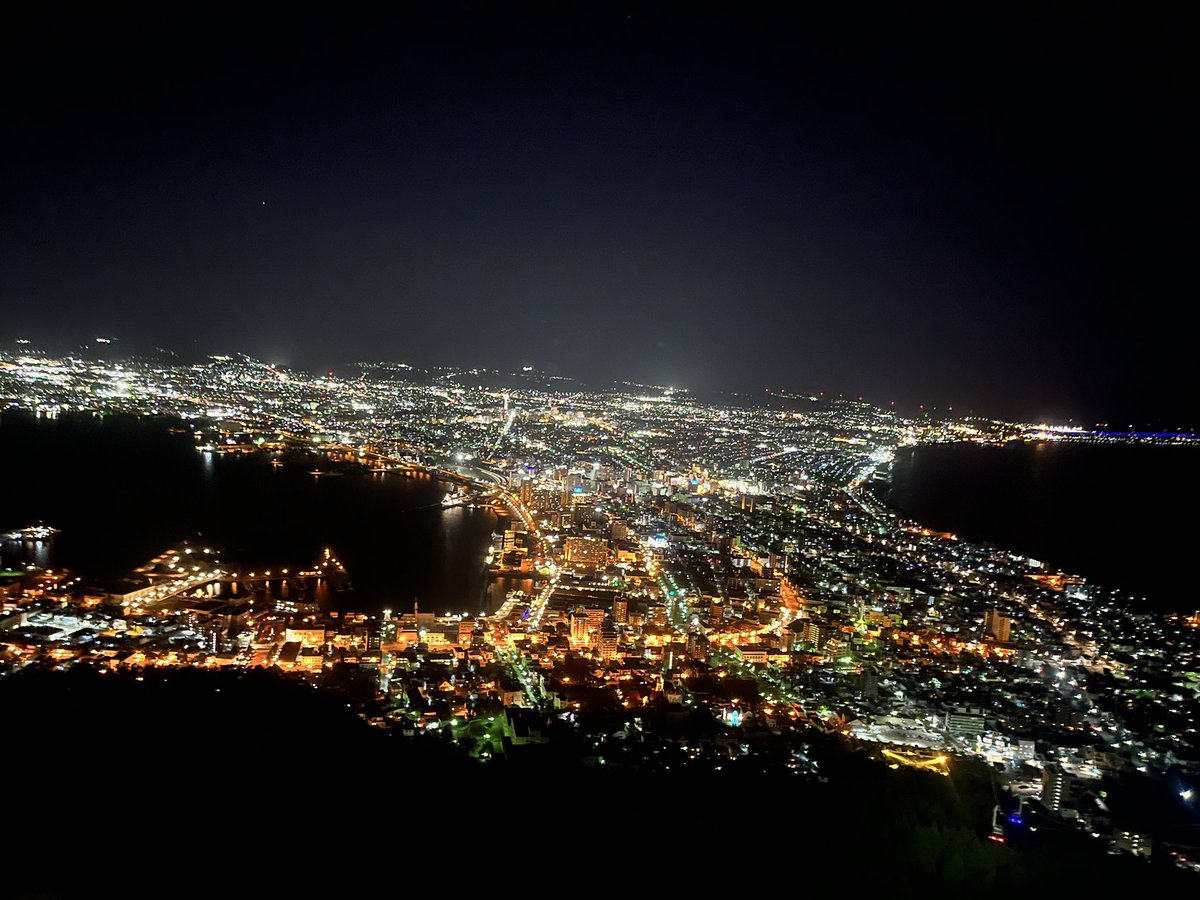 kari_ranran's tweet photo. 左 : 友人が数年前にiPhone8で撮った函館山���夜景
右 : 私が数日前にiPhone13で撮った函館山からの夜景

素人の撮影でもわかるほどの進化w
#iPhone8 #iPhone13 #iPhone #iPhone進化　#夜景　#函館山 https://t.co/WYcSlN8Xux