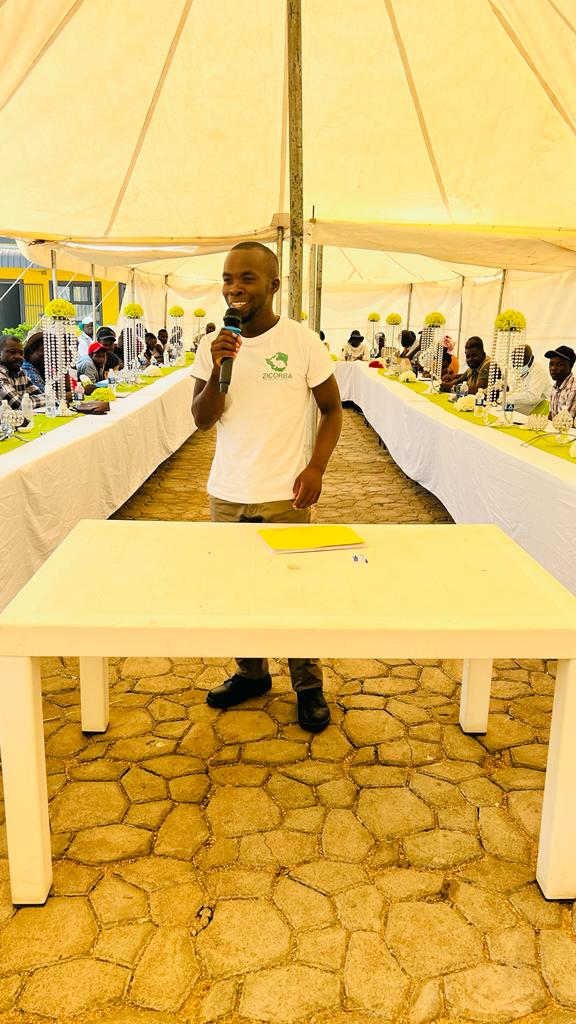 RabbitZimbabwe's tweet photo. Guest Trainer of the day young Tatendaishe Constantine Ukama, who is a certified trainer of trainers takes rabbit farmer through the journey of commercial rabbit farming. #thefutureiswhite #nextzimgold 

#rabbitfarming #zicorba #letsmakezicorbagreat #healthymeat https://t.co/Q3uUfcBrr5