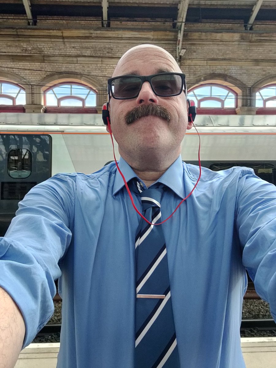 Loztastique's tweet photo. @PontycynonRFC did I, or did I not, promise to wear it for a referee appointment early this season.... https://t.co/wHB6TexFaC