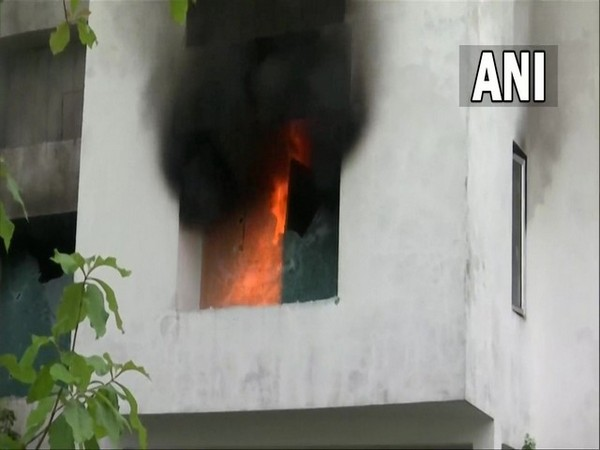 Ankita Bhandari murder case: Locals set accused Pulkit Arya's Vanatara resort ablaze in Rishikesh

Read <a href="/ANI/">ANI</a> Story | aninews.in/news/national/…

#ankitabhandari #Vantararesort #rishikesh #ExpelledBJPleader #PulkitArya