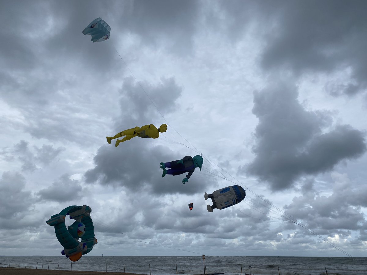 plein_vent's tweet photo. C’est parti pour deux jours ! Dragons, cerfs-volants acrobatiques, etc… dans le ciel d’houlgate. https://t.co/tTW7kS7R9p
