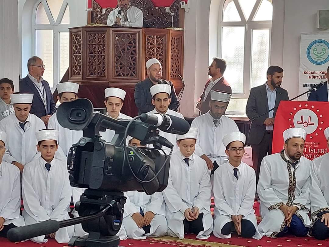 bayram_kurtaran's tweet photo. İlçemiz Mehmet Akif Ersoy yatılı kuran kursundan mezun olan 41 hafız kardeşimizin icazet törenine katıldık.
ALLAH kardeşlerimizi kurana hadım eylesin.
#bbpkörfez
#büyükbirlikpartisi
#mustafadestici
@Mustafa_Destici
@Bbppartisi_ https://t.co/rN0C0G1dyp